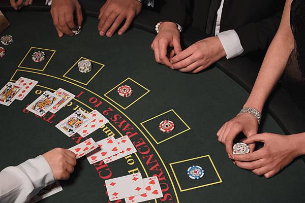 Understand Casino Table Mechanics With 바카라사이트 Game Guides